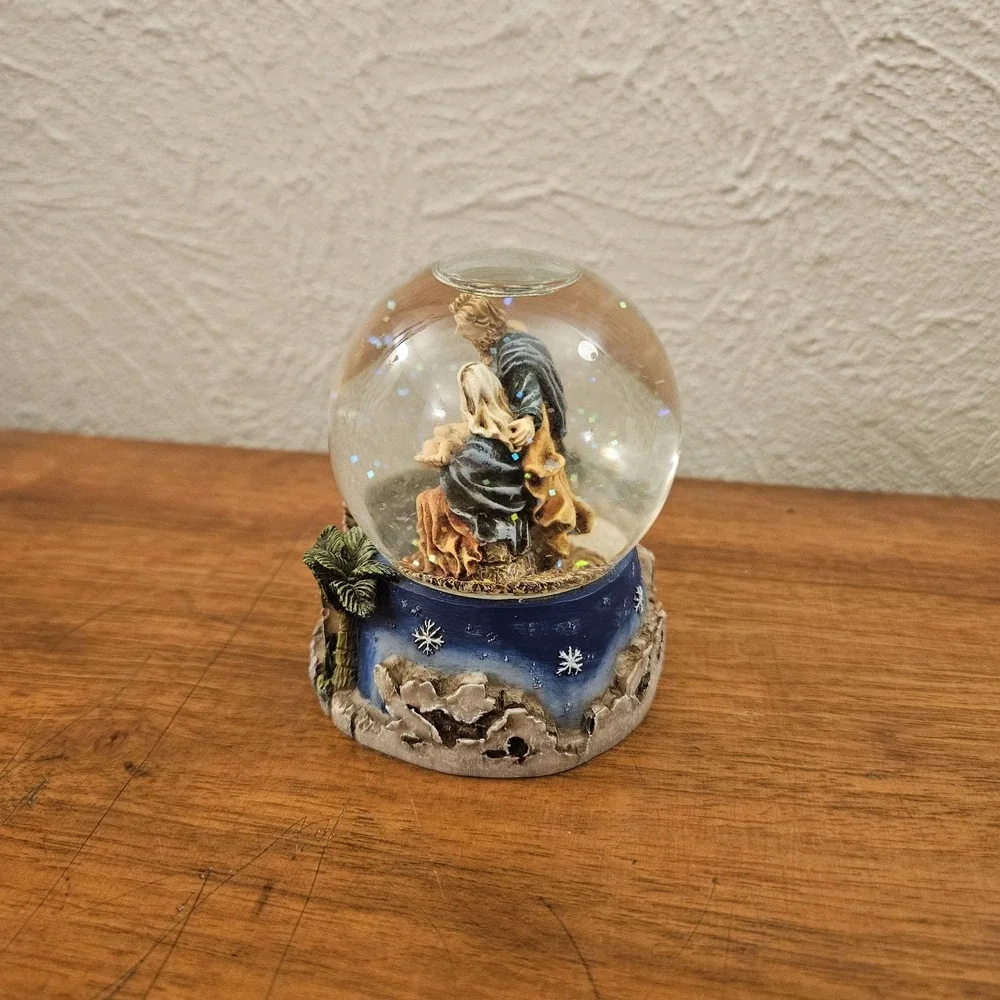 Miny Nativity Snow Globe Manger Scene Holy Baby Jesus Mary Joseph Christmas